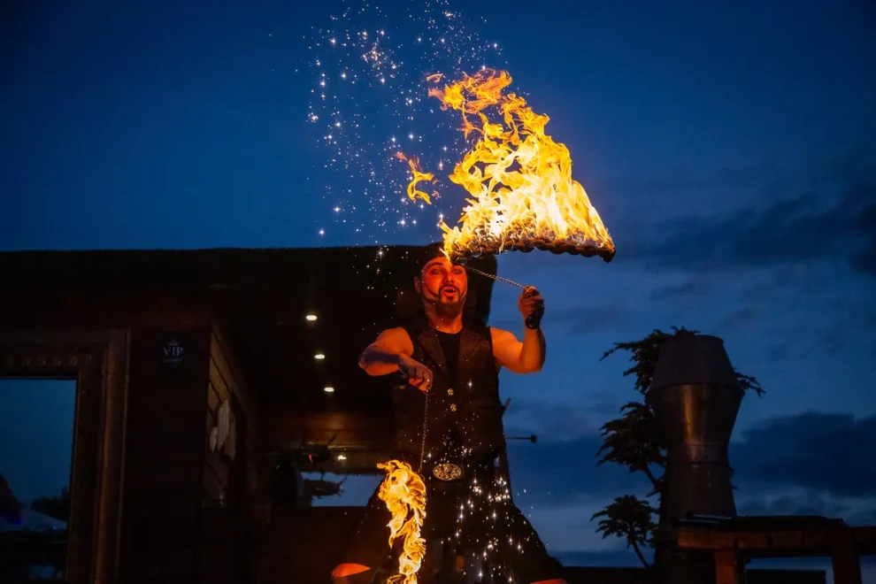 Feuershow an der Uferpromenade