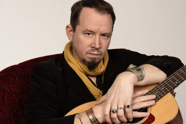 Vollmondfest Sassnitz - Solokünstler Tileema auf der Bühne am alten Markt